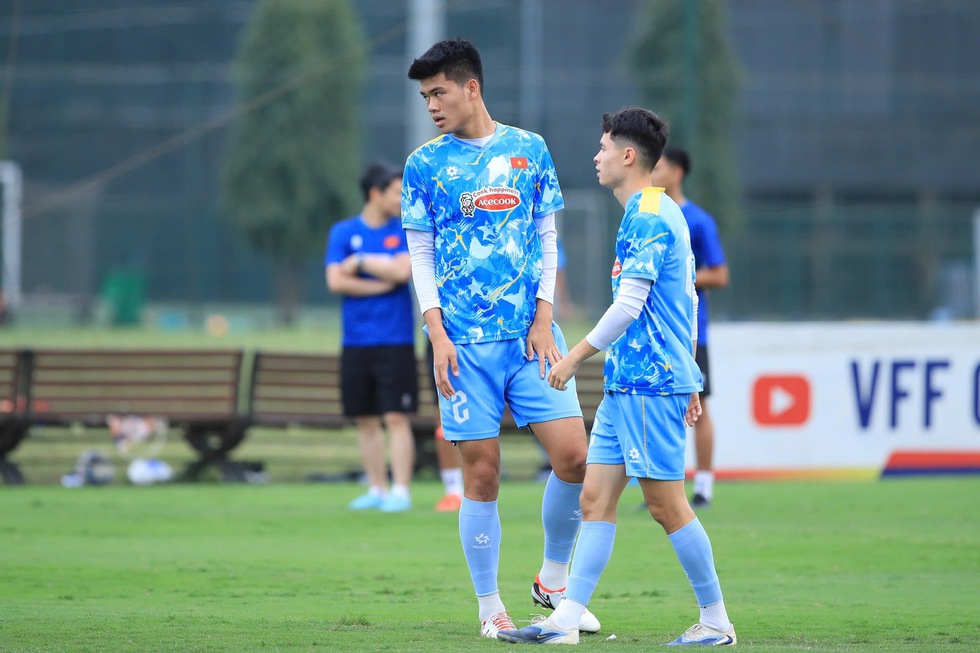 U.23 Việt Nam bỗng h&oacute;a &lsquo;t&iacute; hon&rsquo; khi đứng cạnh người &lsquo;khổng lồ&rsquo; Quang Kiệt: Lần đầu sao 1,95 m l&ecirc;n tiếng- Ảnh 4.