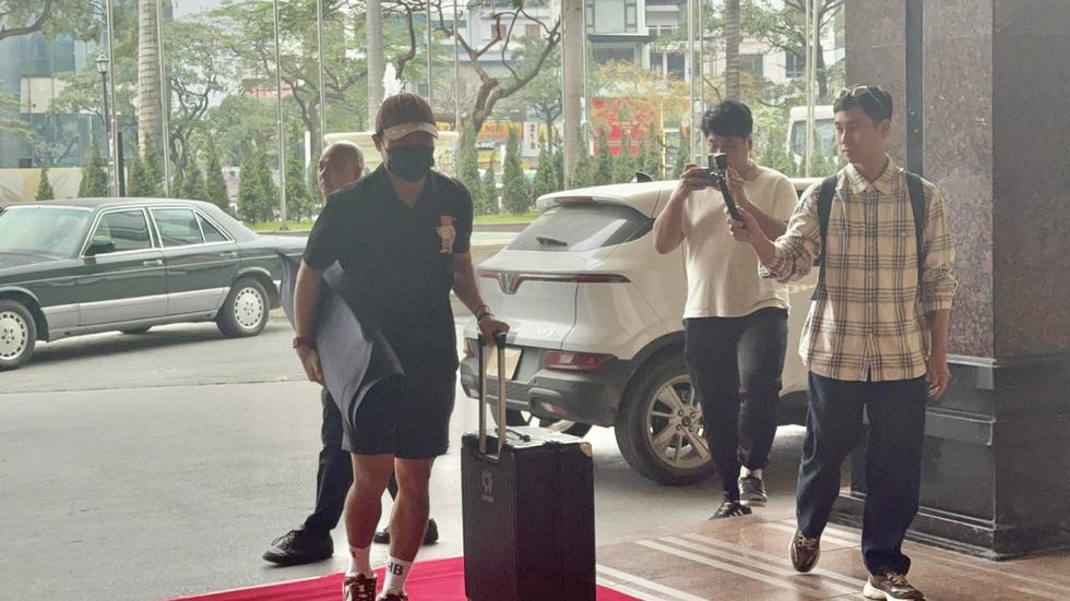 Đội tuyển Việt Nam tập trung 10 giờ s&aacute;ng nay: Xu&acirc;n Son xuất hiện chất lừ, thiếu 5 cầu thủ v&igrave;...- Ảnh 2.