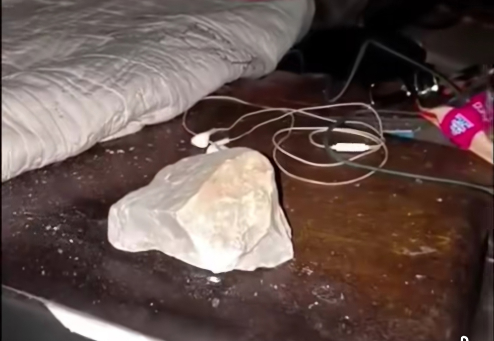 H&agrave;ng loạt xe tải bị n&eacute;m đ&aacute; dữ dội tr&ecirc;n cao tốc đoạn qua tỉnh Quảng Trị- Ảnh 6.