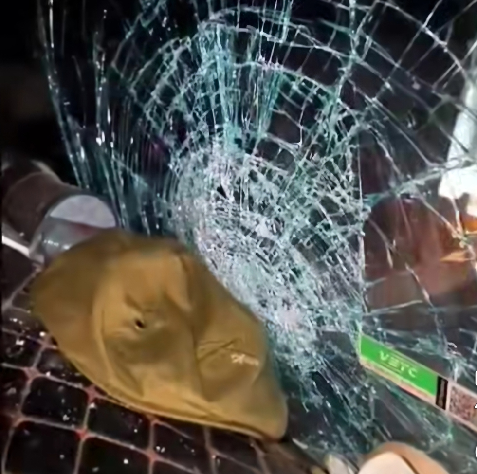 H&agrave;ng loạt xe tải bị n&eacute;m đ&aacute; dữ dội tr&ecirc;n cao tốc đoạn qua tỉnh Quảng Trị- Ảnh 1.