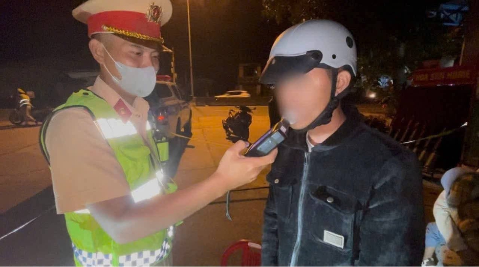 CSGT C&ocirc;ng an Đ&agrave; Nẵng mật phục, ph&aacute;t hiện h&agrave;ng loạt t&agrave;i xế vi phạm nồng độ cồn- Ảnh 3.