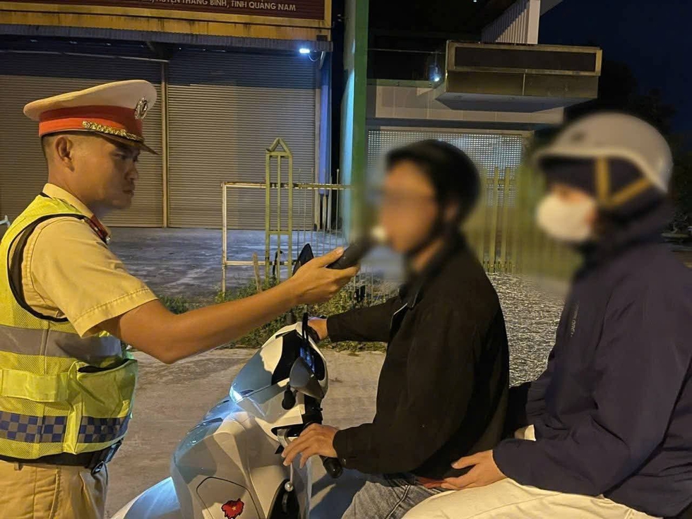 CSGT C&ocirc;ng an Đ&agrave; Nẵng mật phục, ph&aacute;t hiện h&agrave;ng loạt t&agrave;i xế vi phạm nồng độ cồn- Ảnh 1.