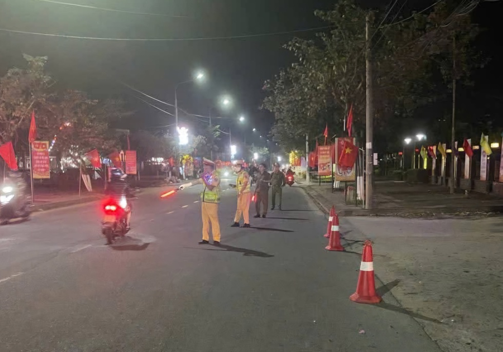 CSGT C&ocirc;ng an Đ&agrave; Nẵng mật phục, ph&aacute;t hiện h&agrave;ng loạt t&agrave;i xế vi phạm nồng độ cồn- Ảnh 2.