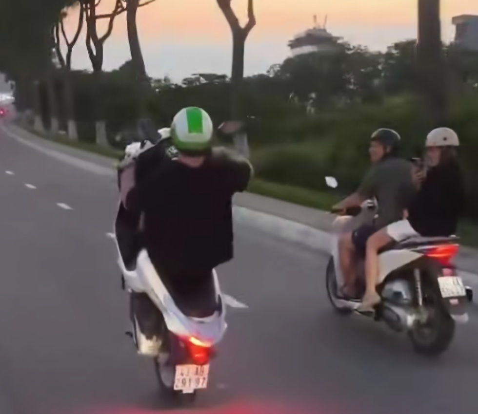 Người nước ngo&agrave;i bốc đầu xe m&aacute;y tr&ecirc;n cầu Ti&ecirc;n Sơn, CSGT Đ&agrave; Nẵng v&agrave;o cuộc- Ảnh 1.