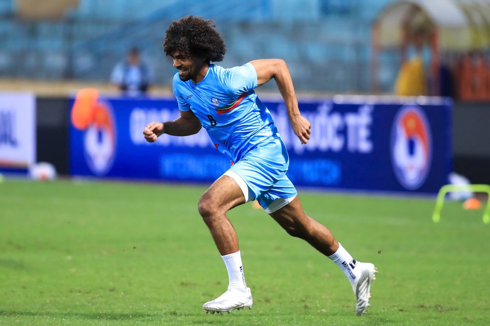 Cựu sao Ngoại hạng Anh Hamza Choudhury xuất hiện tại s&acirc;n H&agrave;ng Đẫy, đối đầu Xu&acirc;n Son: Ai thắng ai?- Ảnh 2.