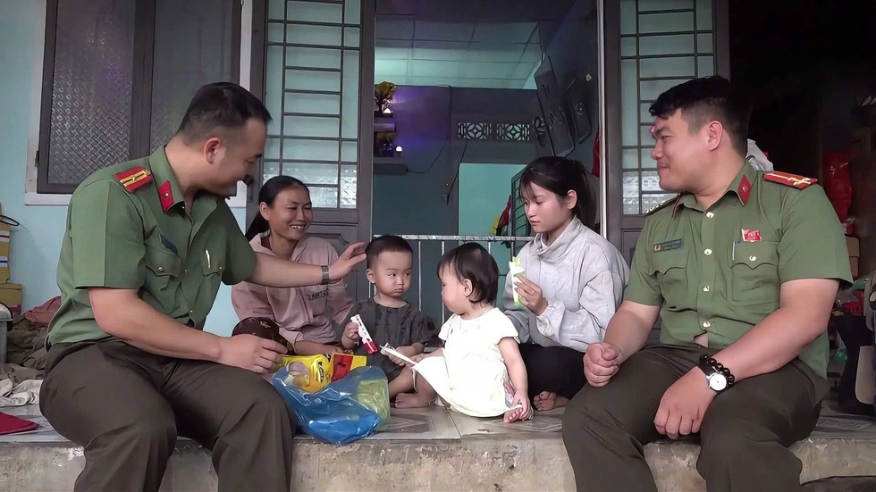 Giữa nghịch cảnh, nữ sinh ngh&egrave;o được c&ocirc;ng an 'tiếp lửa' ước mơ l&agrave;m luật sư- Ảnh 1.