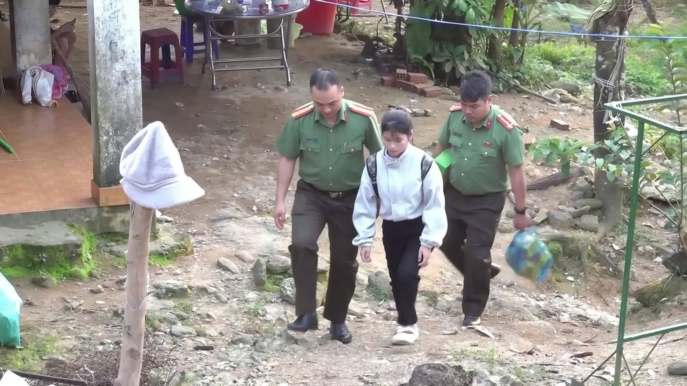 Giữa nghịch cảnh, nữ sinh ngh&egrave;o được c&ocirc;ng an 'tiếp lửa' ước mơ l&agrave;m luật sư- Ảnh 2.