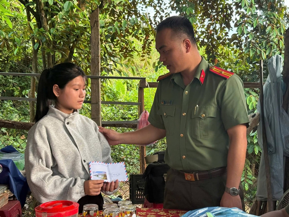 Giữa nghịch cảnh, nữ sinh ngh&egrave;o được c&ocirc;ng an 'tiếp lửa' ước mơ l&agrave;m luật sư- Ảnh 3.