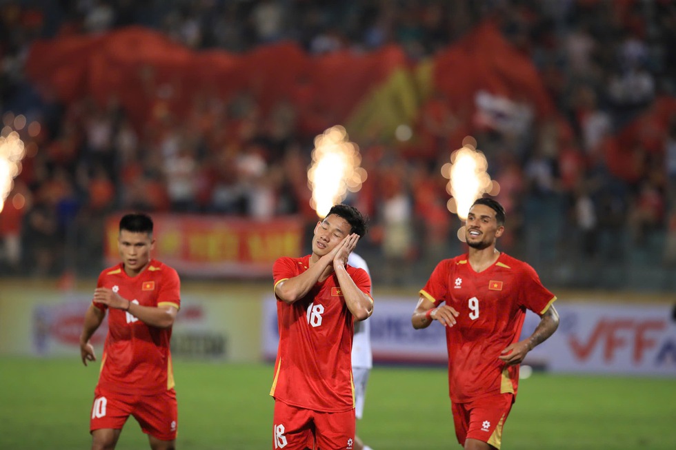 &Aacute;p tay v&agrave;o m&aacute; v&agrave; nhắm mắt, Hai Long l&yacute; giải cực bất ngờ về h&agrave;nh động ăn mừng b&agrave;n thắng!- Ảnh 1.