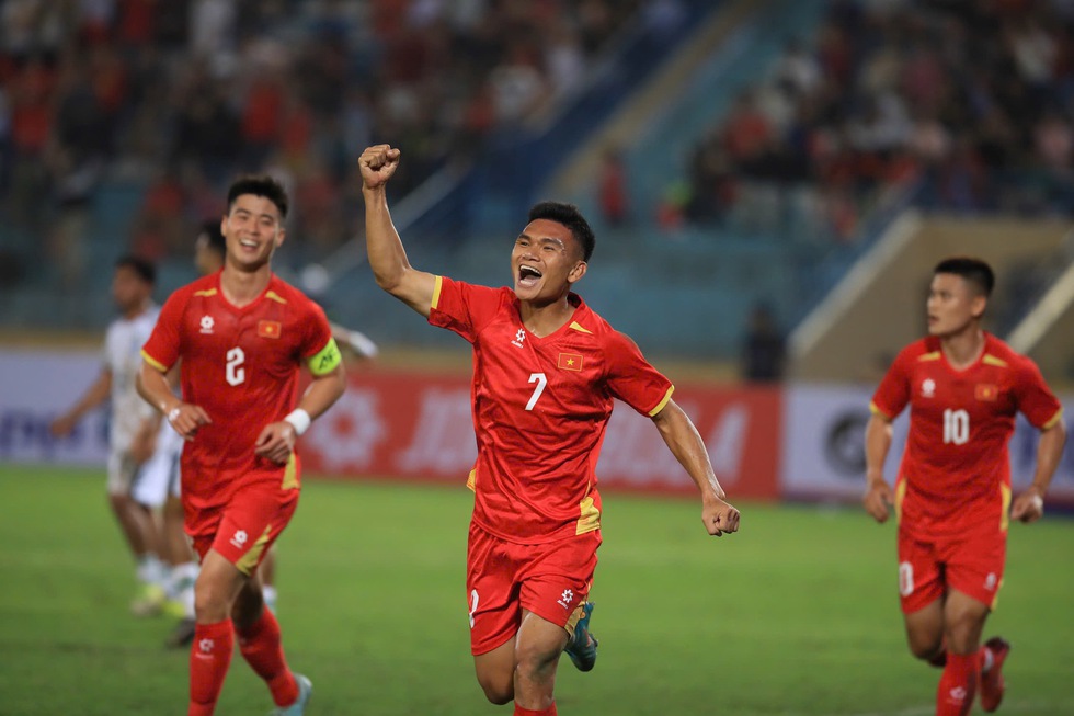 &Aacute;p tay v&agrave;o m&aacute; v&agrave; nhắm mắt, Hai Long l&yacute; giải cực bất ngờ về h&agrave;nh động ăn mừng b&agrave;n thắng!- Ảnh 3.