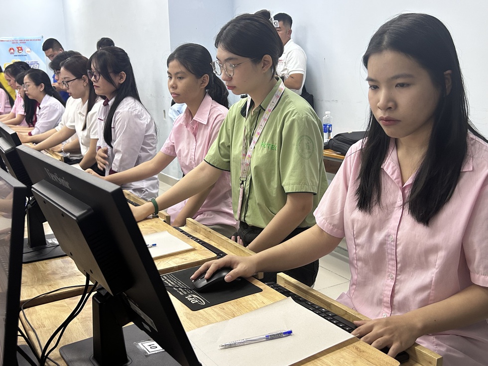 V&igrave; sao thi giỏi nghề vẫn phải giỏi cả tiếng Anh? - Ảnh 1.