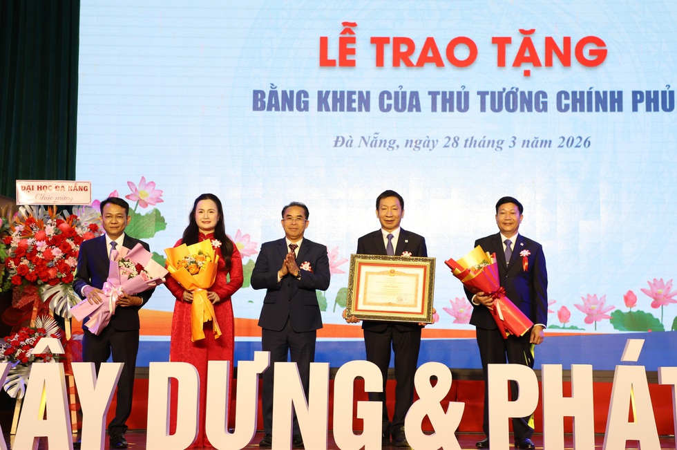 Khi AI 'g&otilde; cửa' giảng đường, Đại học Đ&agrave; Nẵng đẩy mạnh đ&agrave;o tạo số th&ocirc;ng minh- Ảnh 2.