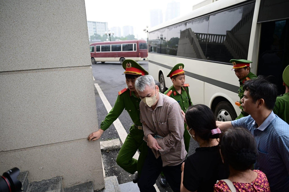 Cựu thứ trưởng Bộ NN-PTNT v&agrave; 4 cấp dưới nhận hối lộ hơn 40 tỉ đồng- Ảnh 7.