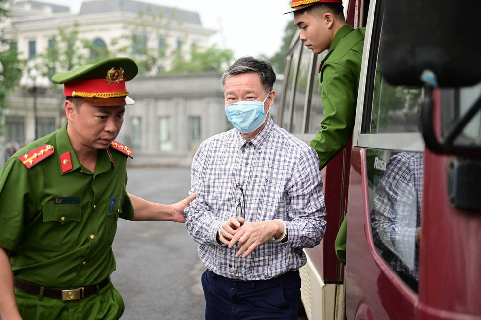 Cựu thứ trưởng Bộ NN-PTNT v&agrave; 4 cấp dưới nhận hối lộ hơn 40 tỉ đồng- Ảnh 3.