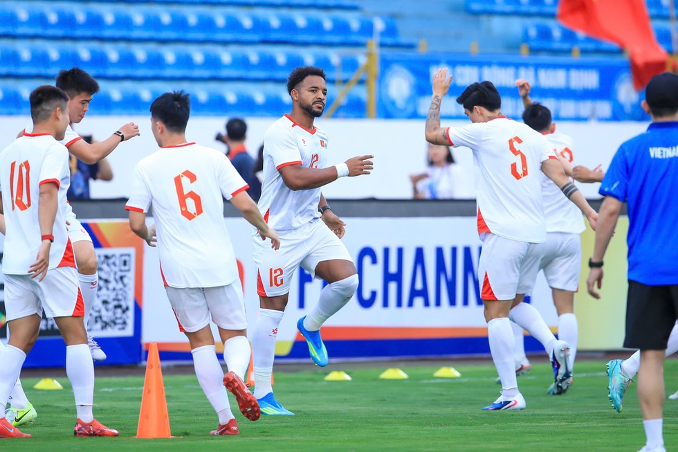 Tin tức mới nhất về đội tuyển Việt Nam: Xu&acirc;n Son kh&ocirc;ng &lsquo;b&eacute;o&rsquo;, VFF b&aacute;n v&eacute; trận Malaysia ở đ&acirc;u?- Ảnh 1.