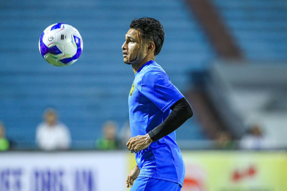 Đội tuyển Malaysia xuất hiện &lsquo;bắt mắt&rsquo; tr&ecirc;n s&acirc;n Thi&ecirc;n Trường, b&aacute;o ch&iacute; &lsquo;ở nh&agrave;&rsquo; n&oacute;ng l&ograve;ng&hellip;- Ảnh 1.