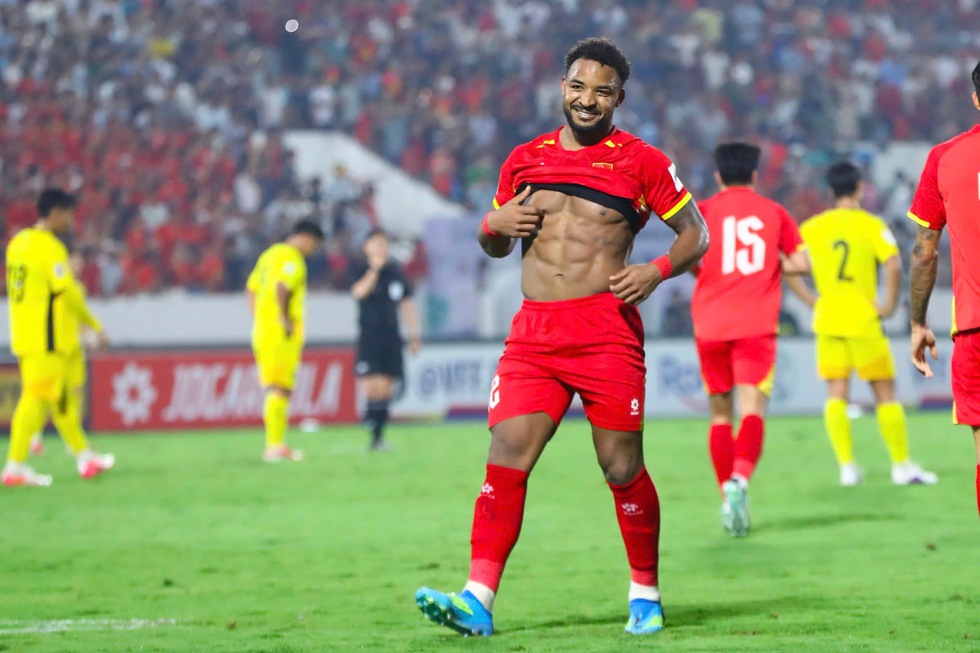 M&agrave;n ăn mừng 'đanh đ&aacute;' của Xu&acirc;n Son, người xem rất sướng- Ảnh 1.