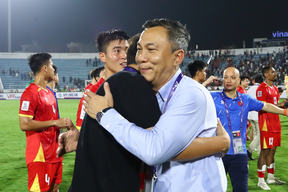 Vừa H&ecirc;n vừa Son lại c&ograve;n Mạnh, đội tuyển Việt Nam thắng gi&ograve;n gi&atilde; Malaysia: VFF thưởng lớn - Ảnh 1.