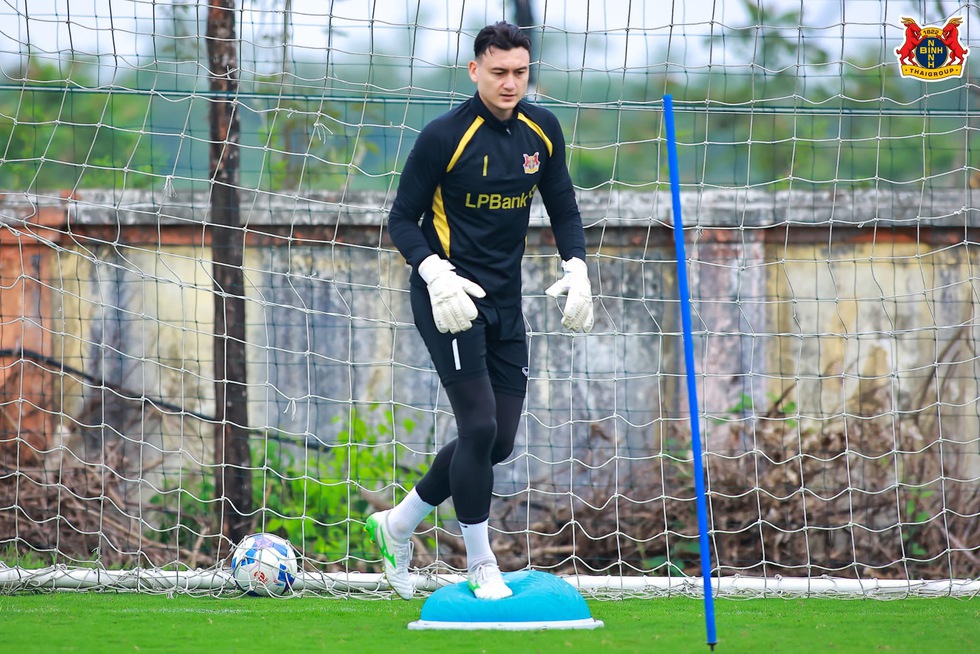 HLV Vũ Tiến Th&agrave;nh tập buổi đầu cực nhiệt c&ugrave;ng CLB Ninh B&igrave;nh, tạm qu&ecirc;n HAGL - Ảnh 4.