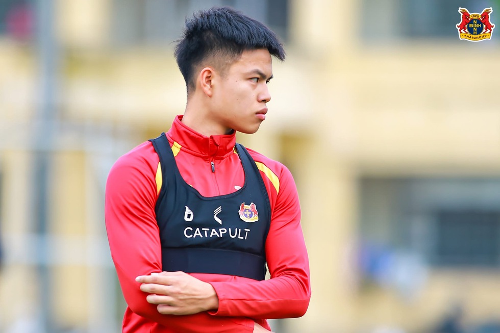 HLV Vũ Tiến Th&agrave;nh tập buổi đầu cực nhiệt c&ugrave;ng CLB Ninh B&igrave;nh, tạm qu&ecirc;n HAGL - Ảnh 5.