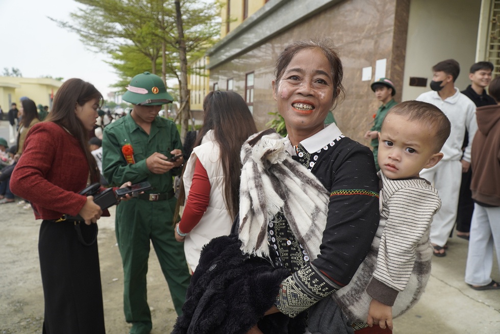 B&agrave; mẹ V&acirc;n Kiều dẫn 'đo&agrave;n' con ch&aacute;u vượt 70 km về phố tiễn con trai đi nghĩa vụ- Ảnh 1.