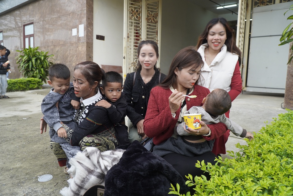 B&agrave; mẹ V&acirc;n Kiều dẫn 'đo&agrave;n' con ch&aacute;u vượt 70 km về phố tiễn con trai đi nghĩa vụ- Ảnh 4.