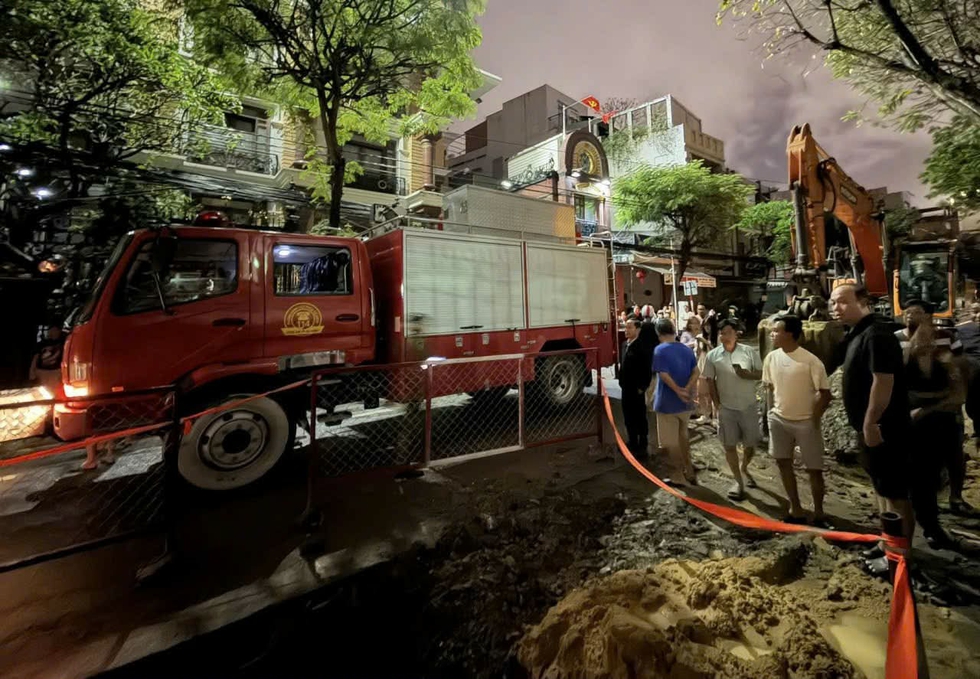 C&acirc;y cổ thụ bật gốc đ&egrave; nh&agrave; d&acirc;n, lo ngại do đ&agrave;o đường thi c&ocirc;ng dự &aacute;n- Ảnh 6.