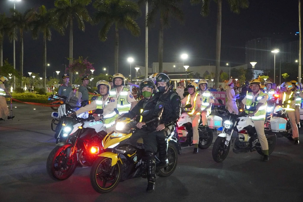 C&ocirc;ng an Đ&agrave; Nẵng ra qu&acirc;n trấn &aacute;p thanh thiếu ni&ecirc;n n&aacute;o loạn đường phố - Ảnh 2.