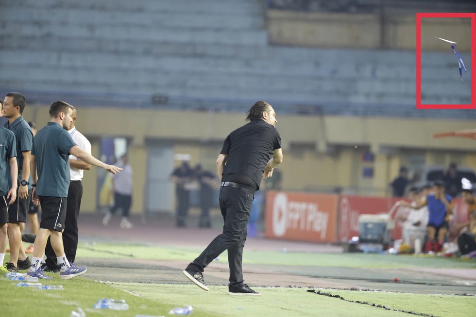 HLV Popov sẽ bị phạt nguội với mức nặng v&igrave; lỗi phản ứng, VPF đề nghị VFF v&agrave;o cuộc khẩn- Ảnh 1.