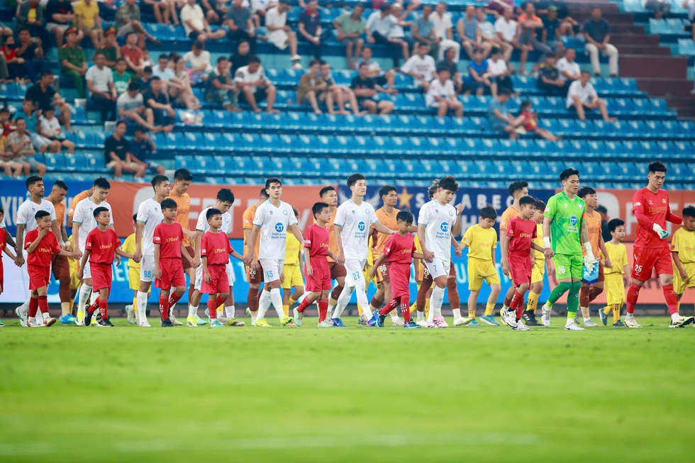 HAGL hạ gục Nam Định, thủ m&ocirc;n Trung Ki&ecirc;n vui sướng kh&ocirc;n xiết: Vẫn lo sợ rớt hạng - Ảnh 1.