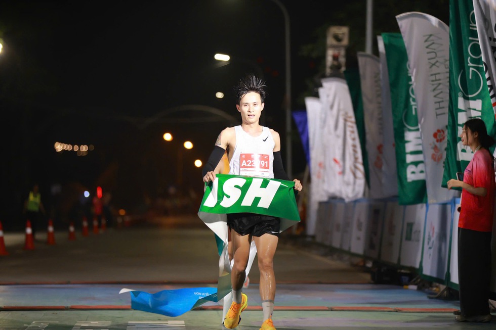 Nguyễn Thị Oanh v&agrave; Nguyễn Trung Cường xuất sắc gi&agrave;nh chức v&ocirc; địch giải b&aacute;n marathon T&acirc;y Hồ- Ảnh 4.