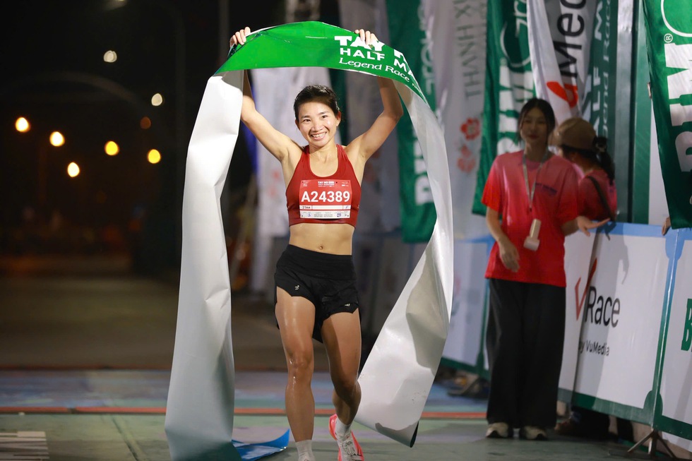 Nguyễn Thị Oanh v&agrave; Nguyễn Trung Cường xuất sắc gi&agrave;nh chức v&ocirc; địch giải b&aacute;n marathon T&acirc;y Hồ- Ảnh 2.