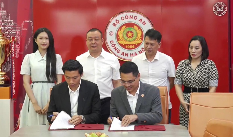 Đo&agrave;n Văn Hậu được CLB CAHN t&aacute;i k&yacute; hợp đồng, Do&atilde;n Hải My chứng kiến ng&agrave;y vui của chồng- Ảnh 1.