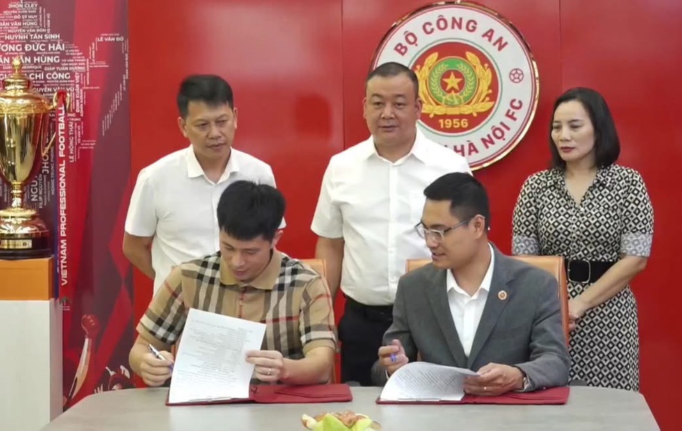 Đo&agrave;n Văn Hậu được CLB CAHN t&aacute;i k&yacute; hợp đồng, Do&atilde;n Hải My chứng kiến ng&agrave;y vui của chồng- Ảnh 5.