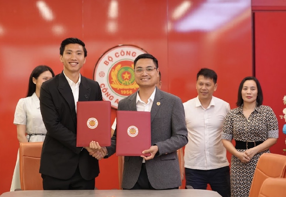 Đo&agrave;n Văn Hậu được CLB CAHN t&aacute;i k&yacute; hợp đồng, Do&atilde;n Hải My chứng kiến ng&agrave;y vui của chồng- Ảnh 3.