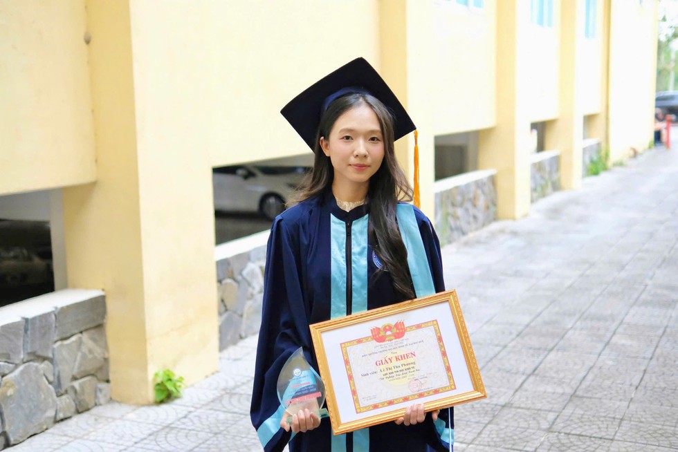 Nữ thủ khoa c&oacute; đầu ra GPA 3,98 được tuyển dụng trước ng&agrave;y nhận bằng - Ảnh 1.