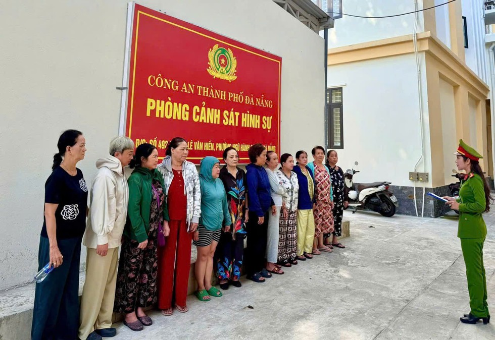 Đột k&iacute;ch s&ograve;ng bạc trung t&acirc;m Đ&agrave; Nẵng, bắt nữ nghi phạm thu tiền x&acirc;u trăm triệu- Ảnh 1.