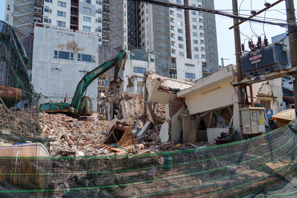 Th&aacute;o dỡ c&ocirc;ng tr&igrave;nh l&agrave;m sập nh&agrave; d&acirc;n ở Đ&agrave; Nẵng: C&ocirc;ng an v&agrave;o cuộc điều tra- Ảnh 3.