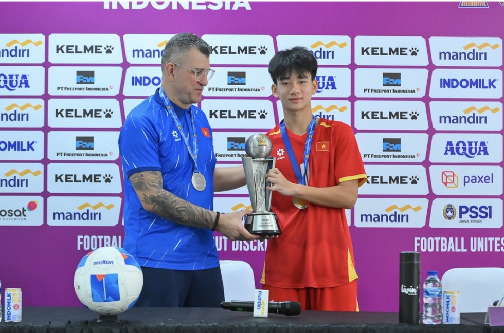 HLV Roland nói những điều tuyệt hay về nhà vô địch U.17 Việt Nam, hé lộ đích lớn hơn tại châu Á- Ảnh 1.