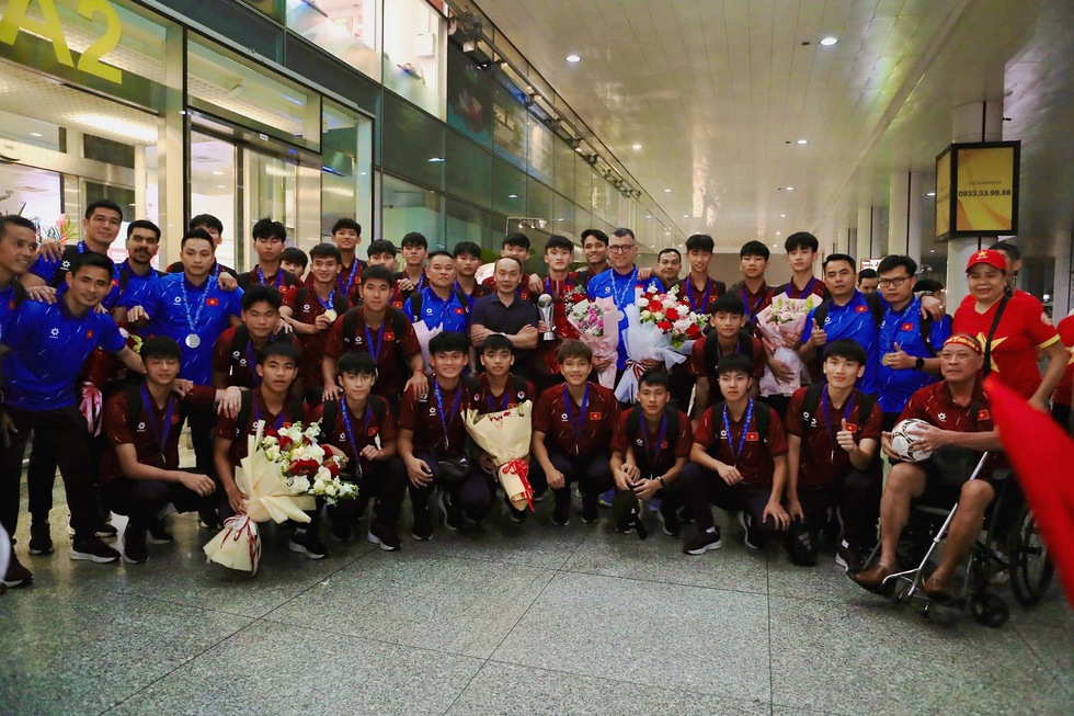 U.17 Việt Nam mang c&uacute;p v&agrave;ng về nước: Kh&ocirc;ng nghỉ ngơi, bắt tay ngay v&agrave;o chinh phục giải ch&acirc;u &Aacute;- Ảnh 2.