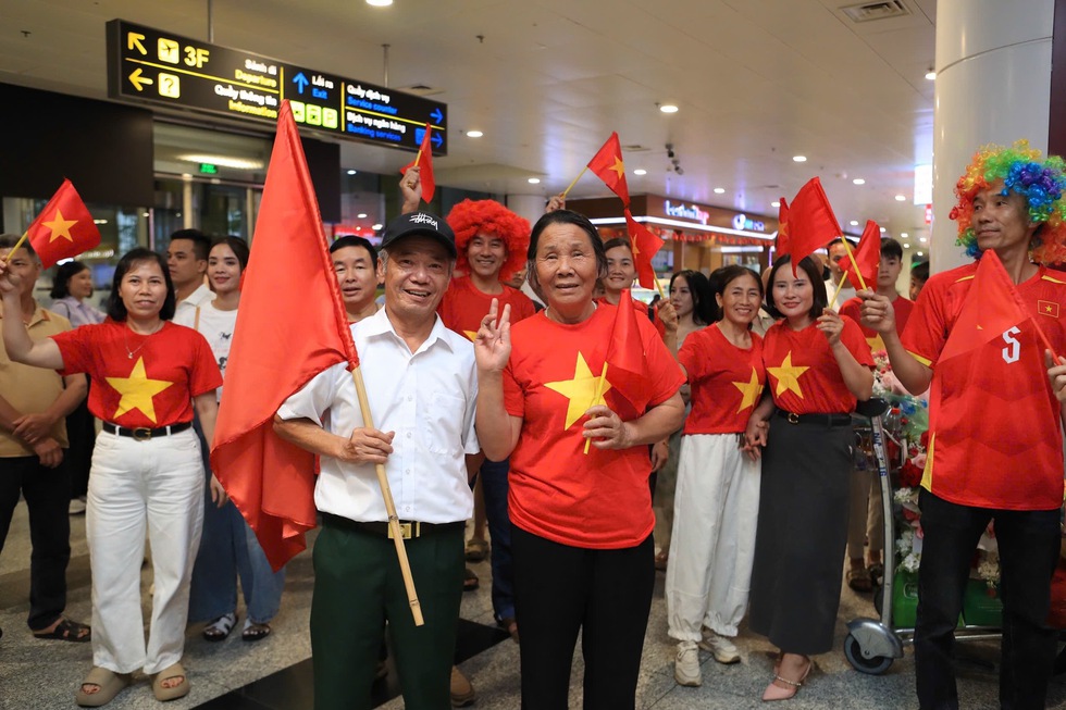 U.17 Việt Nam mang c&uacute;p v&agrave;ng về nước: Kh&ocirc;ng nghỉ ngơi, bắt tay ngay v&agrave;o chinh phục giải ch&acirc;u &Aacute;- Ảnh 1.