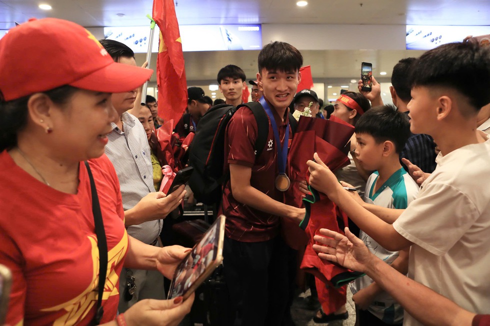 U.17 Việt Nam mang c&uacute;p v&agrave;ng về nước: Kh&ocirc;ng nghỉ ngơi, bắt tay ngay v&agrave;o chinh phục giải ch&acirc;u &Aacute;- Ảnh 7.