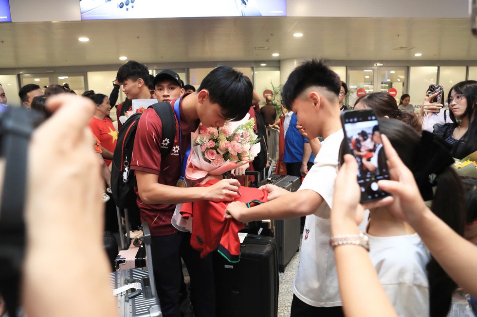 U.17 Việt Nam mang c&uacute;p v&agrave;ng về nước: Kh&ocirc;ng nghỉ ngơi, bắt tay ngay v&agrave;o chinh phục giải ch&acirc;u &Aacute;- Ảnh 8.