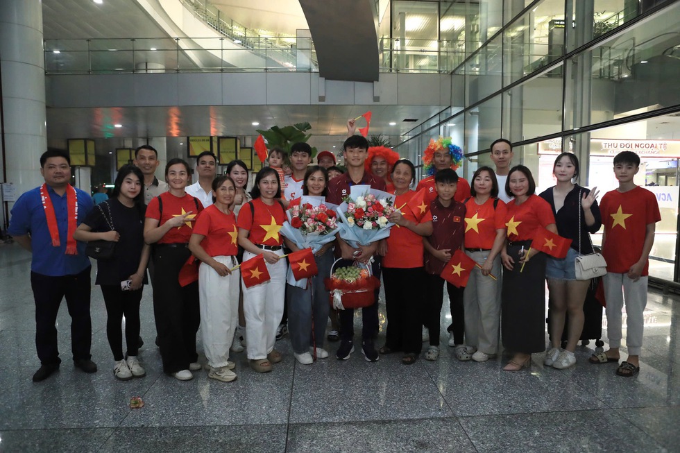 U.17 Việt Nam mang c&uacute;p v&agrave;ng về nước: Kh&ocirc;ng nghỉ ngơi, bắt tay ngay v&agrave;o chinh phục giải ch&acirc;u &Aacute;- Ảnh 4.