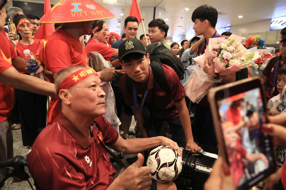 U.17 Việt Nam mang c&uacute;p v&agrave;ng về nước: Kh&ocirc;ng nghỉ ngơi, bắt tay ngay v&agrave;o chinh phục giải ch&acirc;u &Aacute;- Ảnh 6.