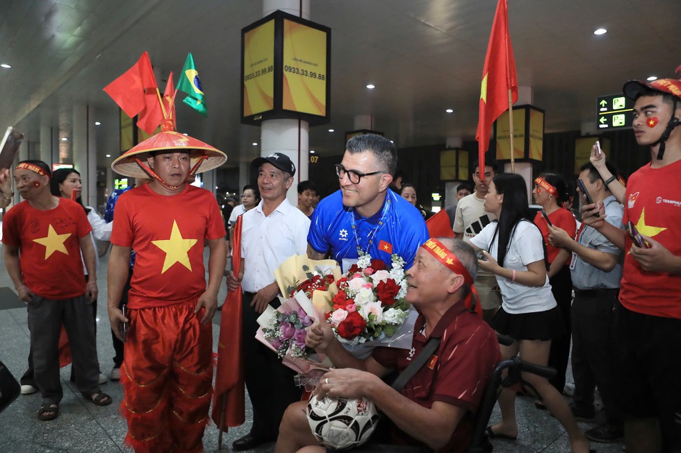 U.17 Việt Nam mang c&uacute;p v&agrave;ng về nước: Kh&ocirc;ng nghỉ ngơi, bắt tay ngay v&agrave;o chinh phục giải ch&acirc;u &Aacute;- Ảnh 3.