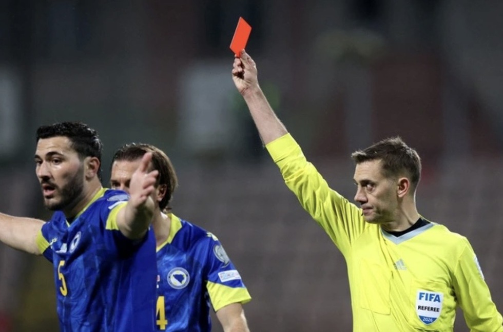 World Cup 2026: Cầu thủ&hellip; che miệng khi &lsquo;đấu khẩu&rsquo; với đối thủ, trọng t&agrave;i đuổi khỏi s&acirc;n lập tức- Ảnh 1.