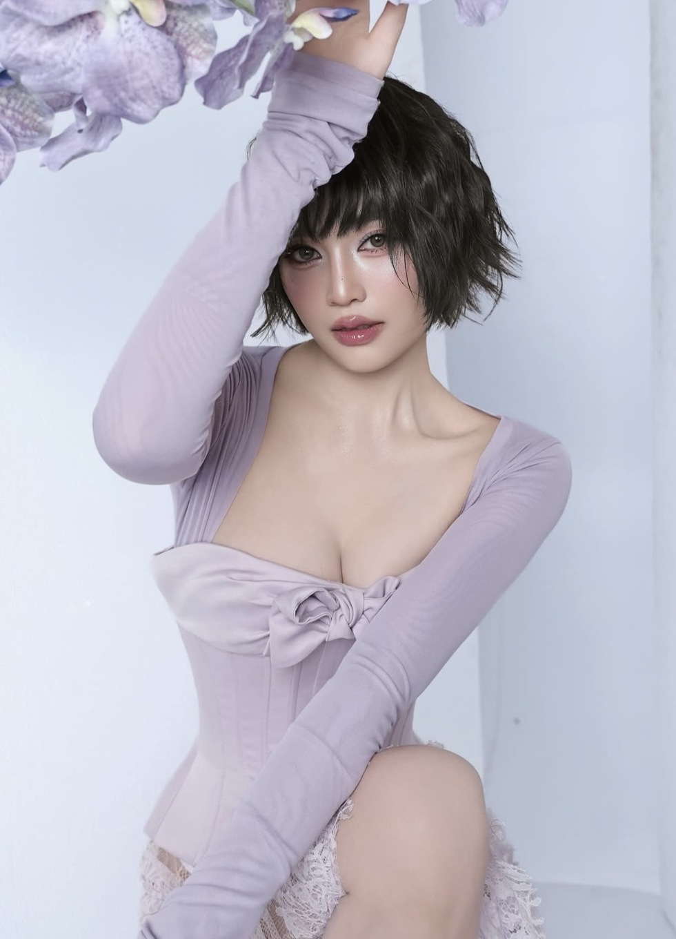 Sinh năm 1990, Ninh Dương Lan Ngọc ghi dấu ấn qua nhiều bộ phim như C&aacute;nh đồng bất tận, G&aacute;i gi&agrave; lắm chi&ecirc;u, Cua lại vợ bầu&hellip;B&ecirc;n cạnh diễn xuất, c&ocirc; c&ograve;n được y&ecirc;u th&iacute;ch nhờ t&iacute;nh c&aacute;ch vui vẻ, duy&ecirc;n d&aacute;ng khi tham gia c&aacute;c chương tr&igrave;nh truyền h&igrave;nh