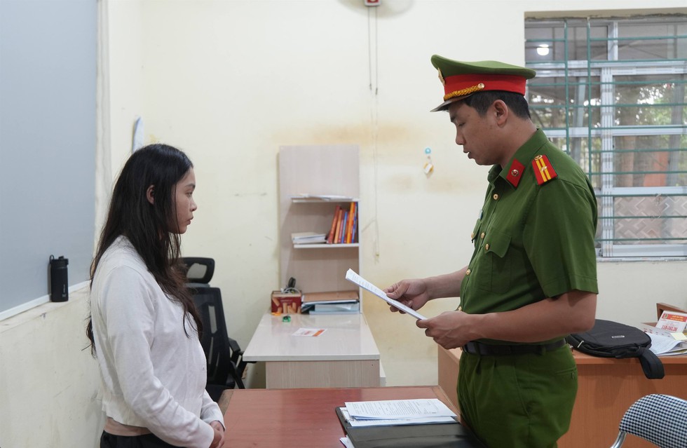 Nh&oacute;m nam nữ livestream khi&ecirc;u d&acirc;m để kiếm xu qu&agrave; tặng- Ảnh 1.