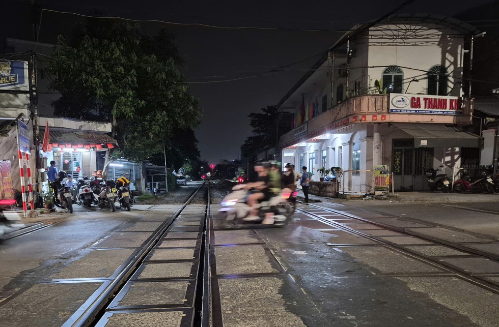 Vượt r&agrave;o chắn t&agrave;u hỏa, c&ograve;n h&agrave;nh hung nh&acirc;n vi&ecirc;n đường sắt- Ảnh 2.